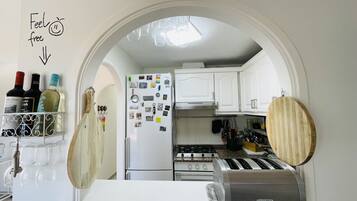 Frigorifero, microonde, forno, piano cottura