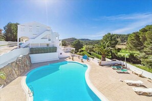 A modern white building with a swimming pool and sun loungers. - FLAT Surrounded by nature, with pool, and beach nearby (ES MERCADAL MENORCA)