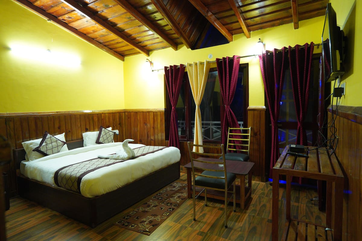 Executive Room With Balcony (Himalayan View) | Lakens van Egyptisch katoen, luxe beddengoed, donzen dekbedden