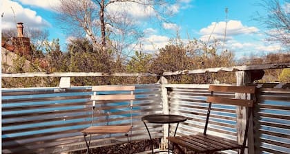 Cozy-Cute-Very Safe one bedroom Treetop apt in East Nashville