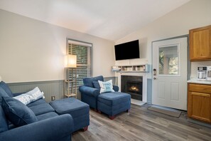 Televisio, takka, kirjoja