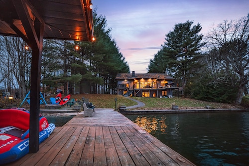 Lake Muskoka retreat! Sauna and Hot Tub!