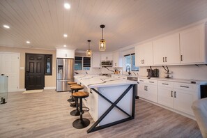 Fridge, microwave, oven, stovetop - Lake Muskoka retreat! Sauna and Hot Tub! (Port Carling)