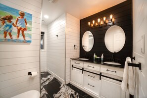 Suihkun ja ammeen yhdistelmä, hiustenkuivaaja, pyyhkeet, saippua