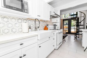 Frigorifero, microonde, forno, piano cottura