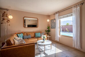 Una Smart TV, una chimenea, libros