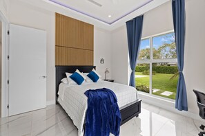 9 Schlafzimmer, Schreibtisch, schallisolierte Zimmer