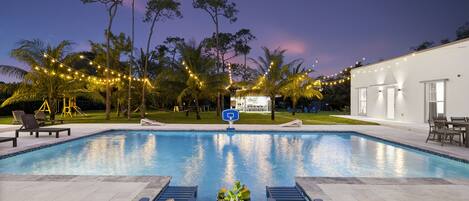 Een buitenzwembad, een verwarmd zwembad