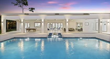Family White House Miami – Weekly Stays /Pool /Outdoor Traditional Kitchen