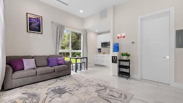 Smart TV, chimenea, tenis de mesa y libros