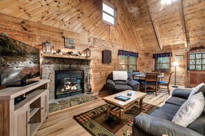 Smart TV, chimenea, futbolito y libros 