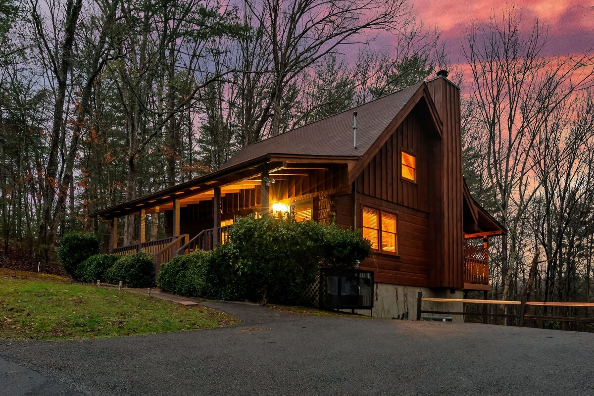 Cozy Mountain Retreat w/hot tub, 5 mins to downtown strip