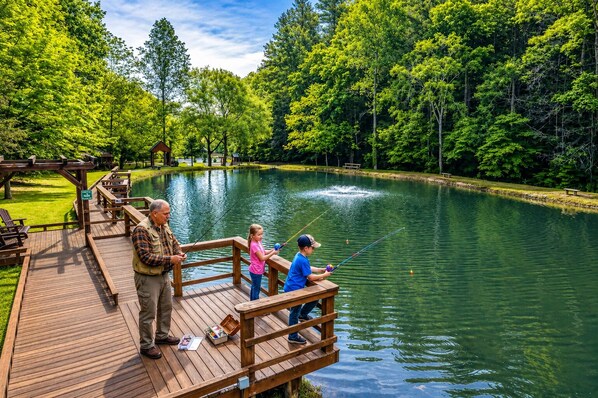 Une terrasse en bois avec un bassin, entourée d’une végétation luxuriante.