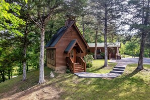 Exterior - Cozy Mountain Retreat w/hot tub, 5 mins to downtown strip (Sevierville)