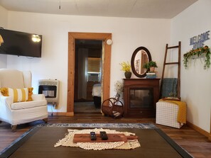 TV, DVD player - Cozy country cottage. Half a mile from the river. (Guion)
