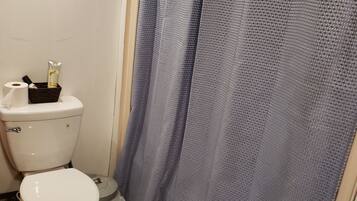 Kombination af bruser/badekar, håndklæder, Toiletpapir