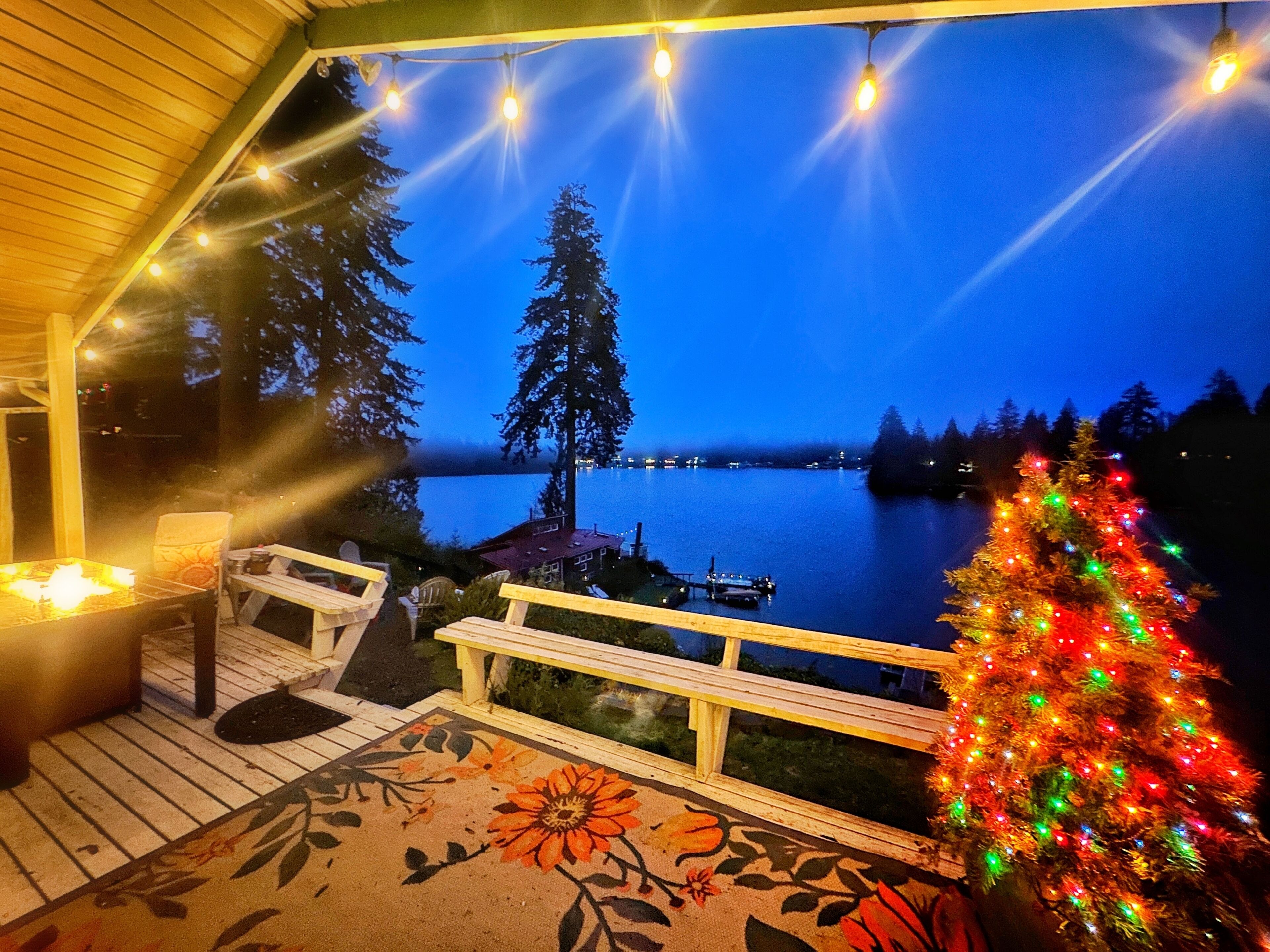 Book a cozy holiday getaway at the lake!