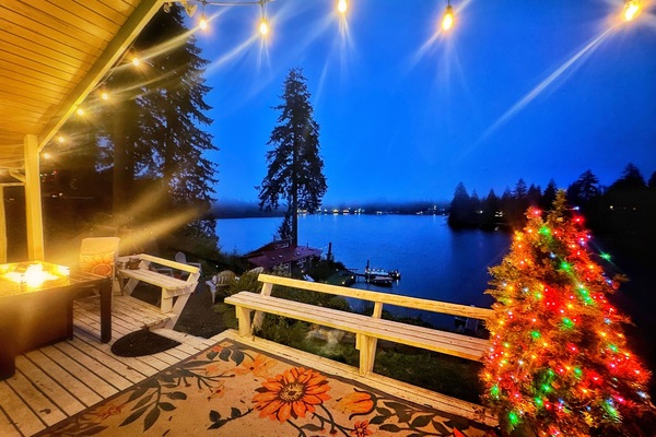 Book a cozy holiday getaway at the lake!