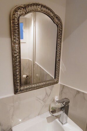 SĂšche-cheveux, serviettes fournies, papier toilette