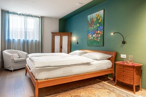 3 Schlafzimmer, Schreibtisch, Bügeleisen/Bügelbrett, Reisekinderbett