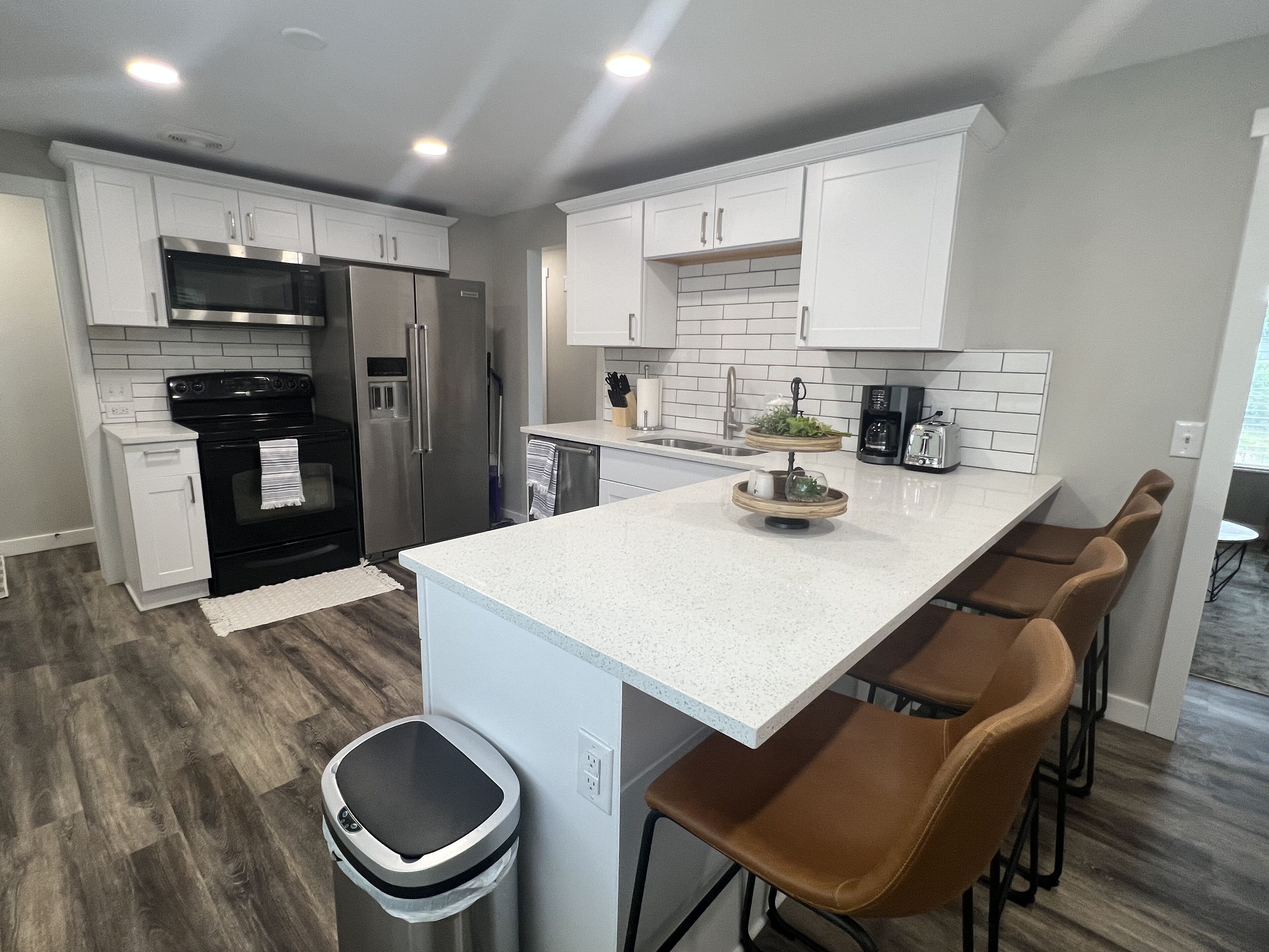 Køleskab, mikrobølgeovn, ovn, kogeplade