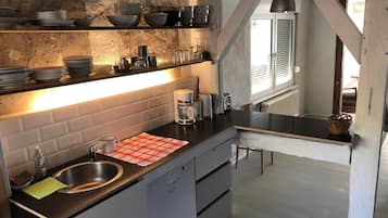 Køleskab, mikrobølgeovn, ovn, kogeplade