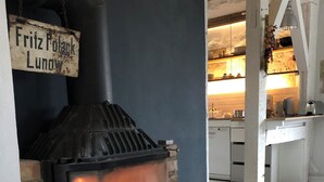 A wood-burning stove with a sign above it reading "Fritz Polak Luno". - 5 minutes from the national park Holiday home for hikers, cyclists, anglers (Lunow-Stolzenhagen)