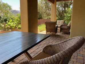 Outdoor dining - Lovely, peaceful oasis in uptown Sedona (Sedona)