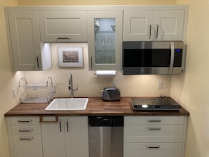 Kjøleskap, mikrobølgeovn, kokeplater og oppvaskmaskin