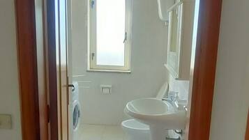 Douche, sĂšche-cheveux, bidet, serviettes fournies