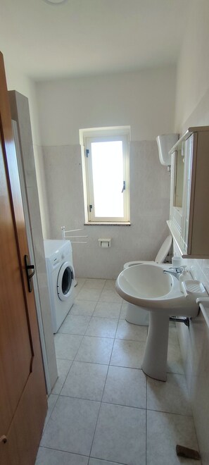Bruser, hårtørrer, bidet, håndklæder