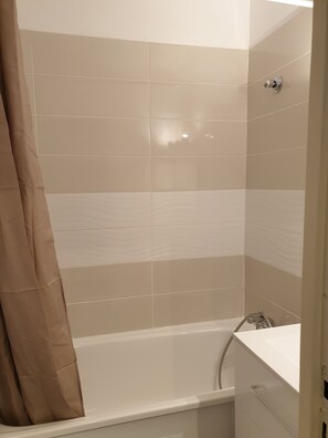 Baignoire, sèche-cheveux