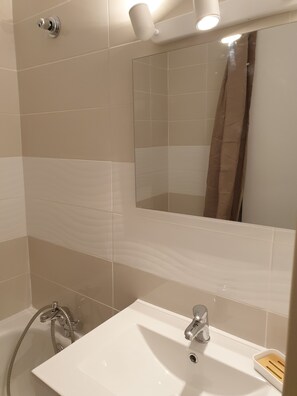 Baignoire, sèche-cheveux