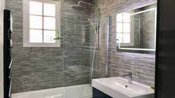 Baignoire, articles de toilette écologiques, sÚche-cheveux