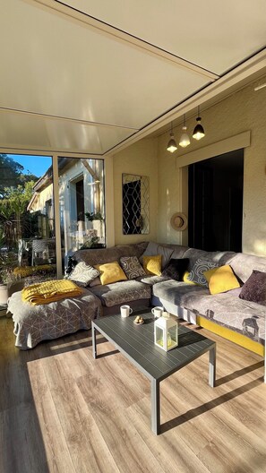 Televisión, futbolito y libros