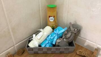 Apartment | Bathroom amenities | Shower, towels