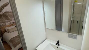 Dusche, Handtücher, Toilettenpapier