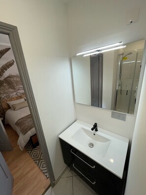 Shower, towels, toilet paper - Appt n°3 - LA VILLA DEKO - Sleeps 6! At the gates of Béthune (Beuvry)