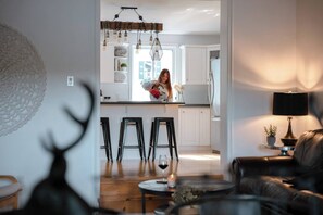 Smart-TV, Kamin, Netflix, Bücher