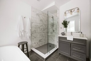 Badewanne, Haartrockner, Handtücher, Seife