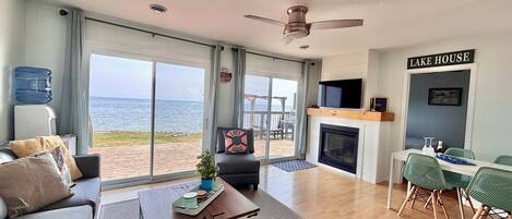 Televisor intel·ligent, llar de foc, llibres i oficines