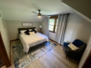 4 chambres, bureau, fer et planche à repasser, lit parapluie