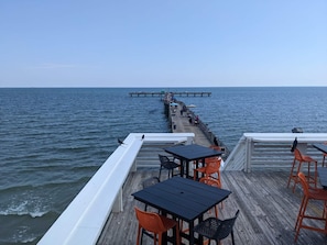 Outdoor dining - Club Paradise Beach Condo-Top Floor, Ocean View, King Bed, Pet Friendly (Galveston)