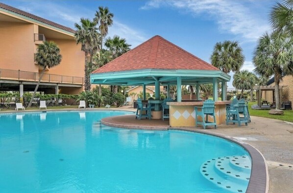 Outdoor pool, a heated pool - Club Paradise Beach Condo-Top Floor, Ocean View, King Bed, Pet Friendly (Galveston)