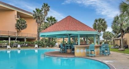 Club Paradise Beach Condo-Top Floor, Ocean View, King Bed, Pet Friendly