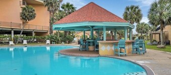 Club Paradise Beach Condo-Top Floor, Ocean View, King Bed, Pet Friendly
