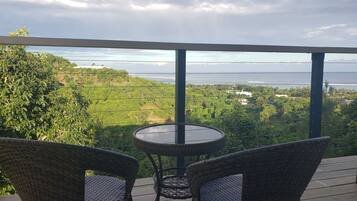 Premium-Studiosuite, 1 Schlafzimmer, eigenes Bad, Meerblick | Individuell dekoriert, individuell eingerichtet, Verdunkelungsvorhänge