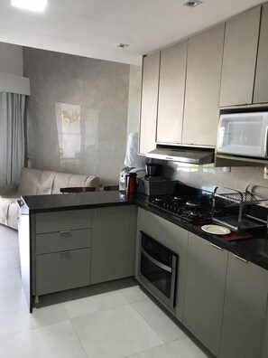 Kjøleskap, mikrobølgeovn, ovn og kokeplater