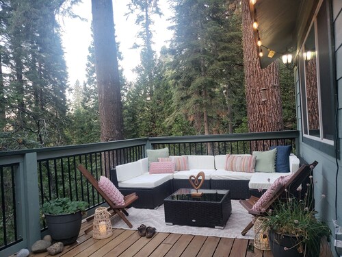 2.8 miles to Yosemite entrance! Beautiful, spacious Mtn home with 2-level decks!