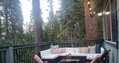 2.8 miles to Yosemite entrance! Beautiful, spacious Mtn home with 2-level decks!